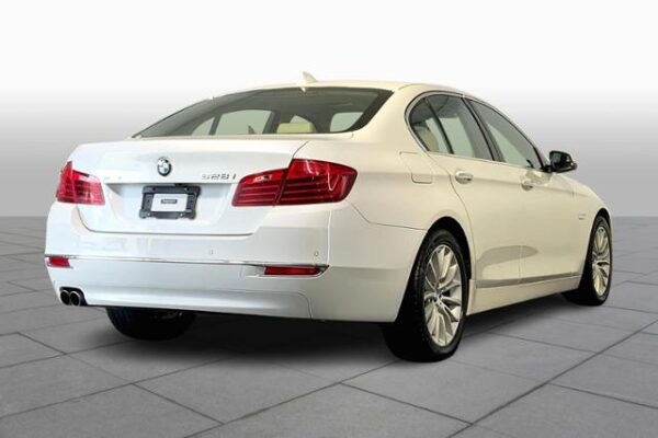 2016 BMW 5 Series 4dr Sdn 528i xDrive AWD - Pre-Owned - Image 11