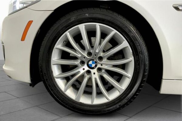 2016 BMW 5 Series 4dr Sdn 528i xDrive AWD - Pre-Owned - Image 9