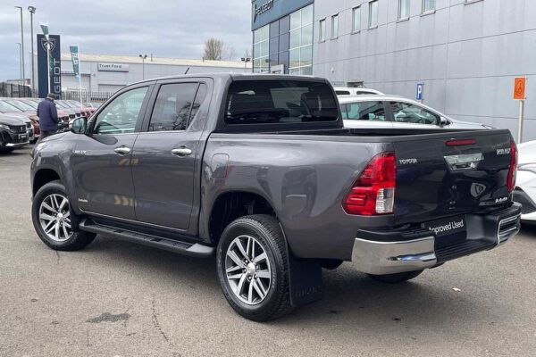 Toyota Hilux Diesel Invincible D/Cab Pick Up 2.4 D-4D - Image 4