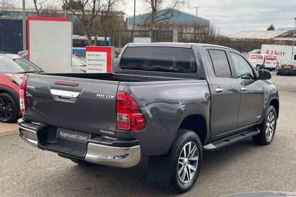 Toyota Hilux Diesel Invincible D/Cab Pick Up 2.4 D-4D - Image 3