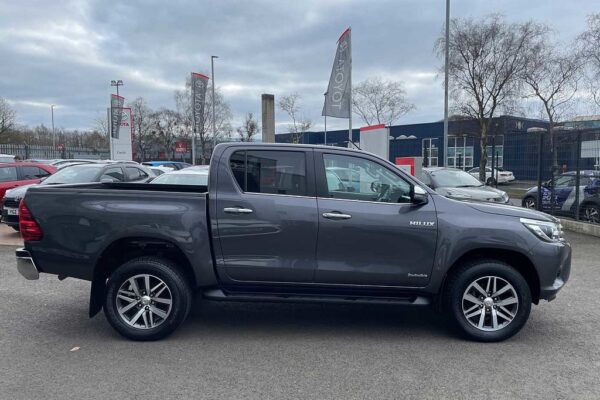 Toyota Hilux Diesel Invincible D/Cab Pick Up 2.4 D-4D - Image 19