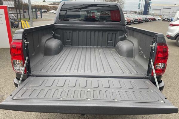 Toyota Hilux Diesel Invincible D/Cab Pick Up 2.4 D-4D - Image 17