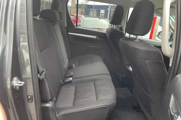 Toyota Hilux Diesel Invincible D/Cab Pick Up 2.4 D-4D - Image 16