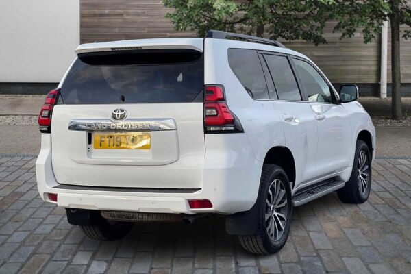 Toyota Land Cruiser 2.8 D-4D 204 Invincible 5dr Auto 7 Seats with Sunroof - Image 15