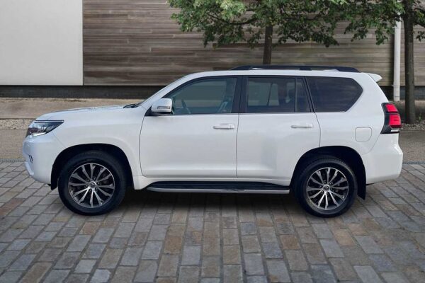 Toyota Land Cruiser 2.8 D-4D 204 Invincible 5dr Auto 7 Seats with Sunroof - Image 13