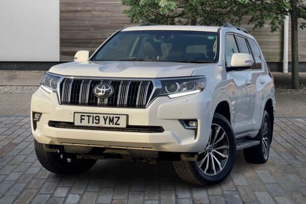 Toyota Land Cruiser 2.8 D-4D 204 Invincible 5dr Auto 7 Seats with Sunroof - Image 2