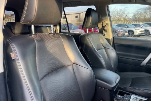 Toyota Land Cruiser 2.8 D-4D 204 Invincible 5dr Auto 7 Seats with Sunroof - Image 4