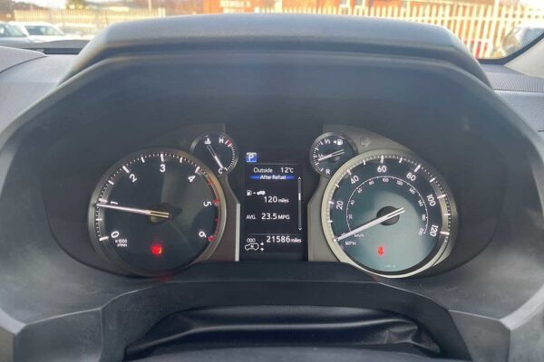 Toyota Land Cruiser 2.8 D-4D 204 Invincible 5dr Auto 7 Seats with Sunroof - Image 5