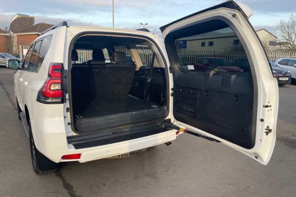 Toyota Land Cruiser 2.8 D-4D 204 Invincible 5dr Auto 7 Seats with Sunroof - Image 10