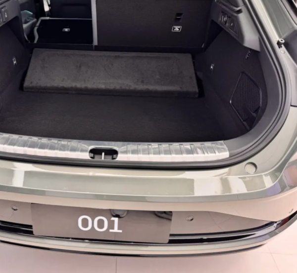 Zeekr 001 2025 Luxury Automobile Electric Car 750KM Long Range - Image 2