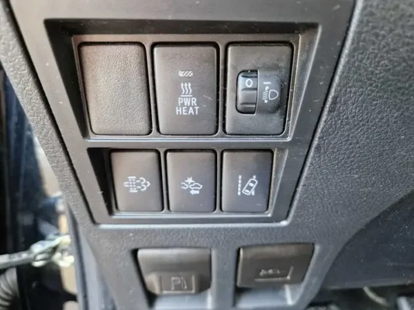 Toyota Hilux D-4D 4x4 Double Cab Duty - Image 3