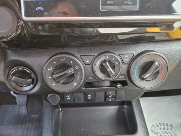 Toyota Hilux D-4D 4x4 Double Cab Duty - Image 2