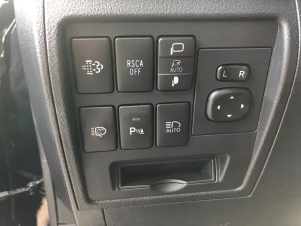 Toyota Land Cruiser 200 - Image 2
